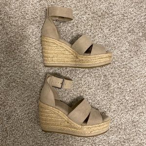 Universal Thread Light Tan Wedges